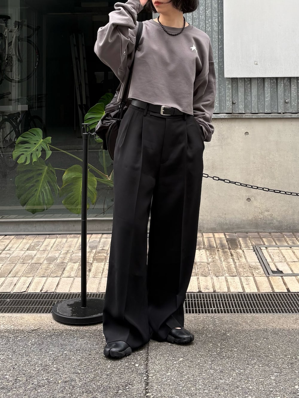 ブラック系のスニーカー、ブラック系のその他パンツ、グレー系のスウェットを着用したレディースの春コーディネートの2枚目の写真