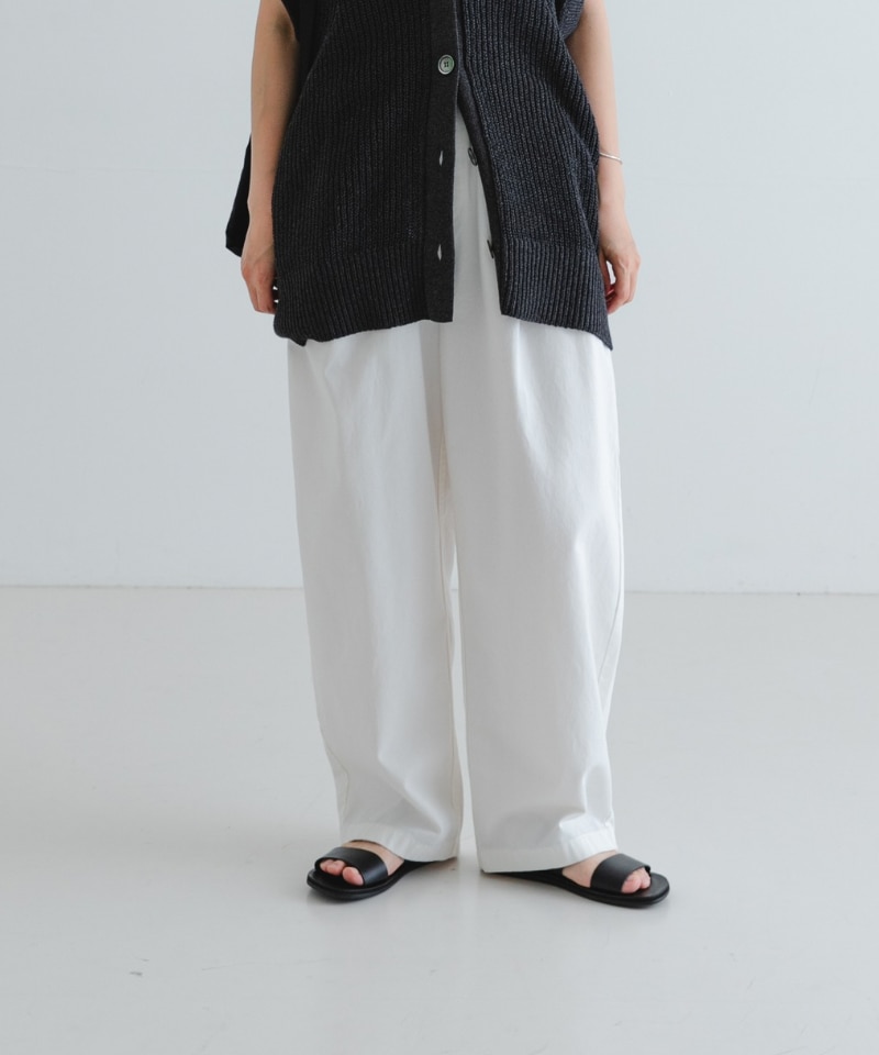 ブラック系のサンダル、ブラック系のバックパック/リュック、ホワイト系のその他パンツを着用したレディースの夏コーディネートの4枚目の写真