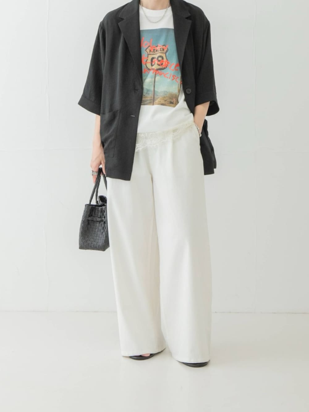 ブラック系のその他アウター、ホワイト系のTシャツ/カットソー、ブラック系のキャミソールを着用したレディースの夏コーディネートの2枚目の写真