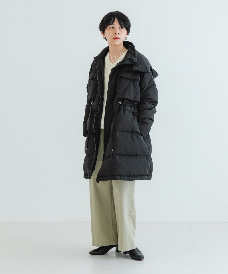 ベージュ系のその他パンツ、ブラック系のブーツ、ブラック系のその他アウターを着用したレディースの秋コーディネートの2枚目の写真