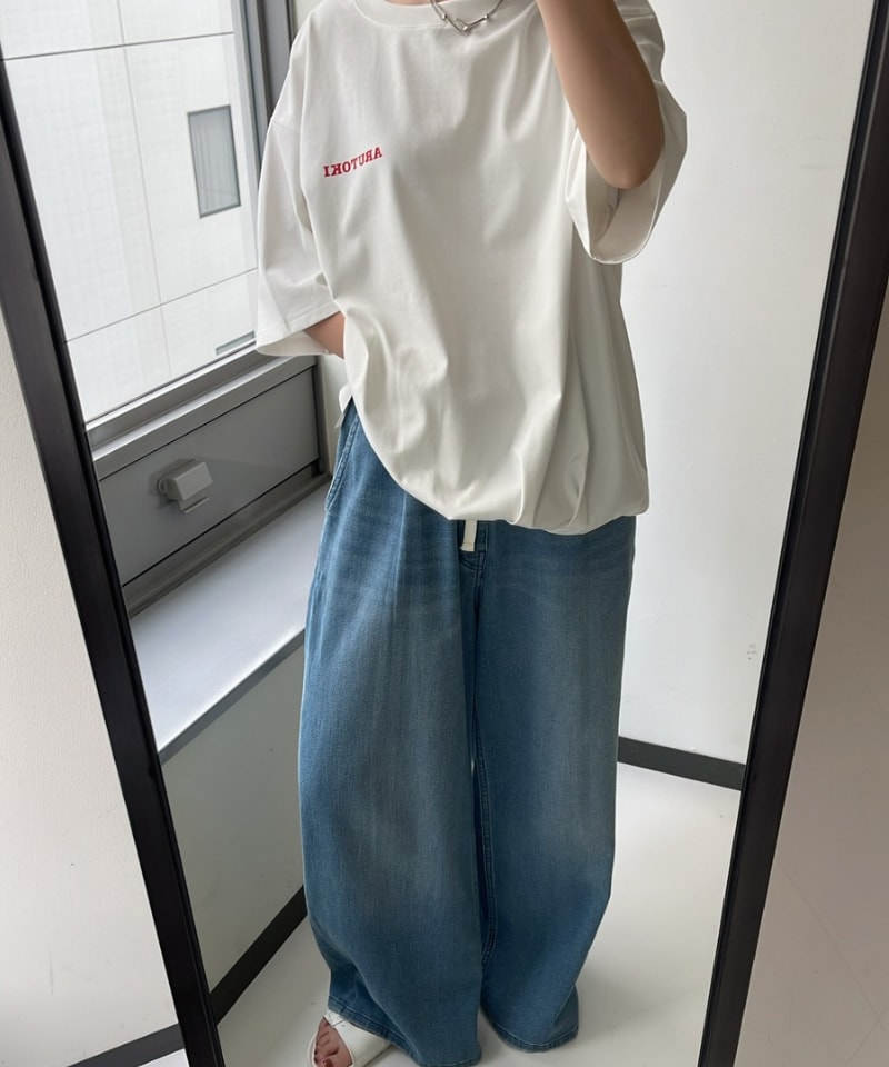 ブルー系のデニムパンツ、ホワイト系のTシャツ/カットソーを着用したレディースの夏コーディネートの6枚目の写真