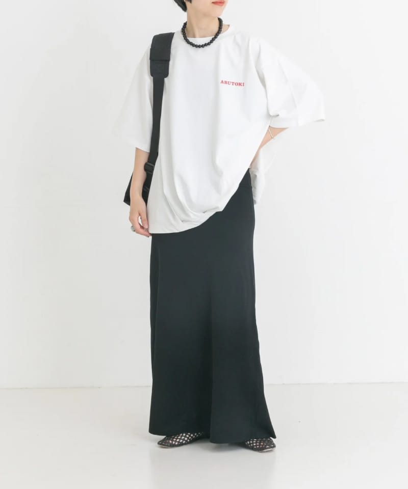 ブラック系のスカート、ホワイト系のTシャツ/カットソー、ブラック系のバックパック/リュックを着用したレディースの夏コーディネートの4枚目の写真