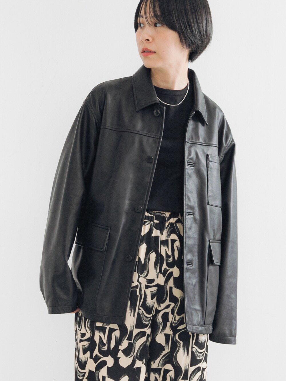 ブラック系のTシャツ/カットソー、ブラック系のその他アウター、ブラック系のその他パンツを着用したレディースの夏コーディネートの3枚目の写真