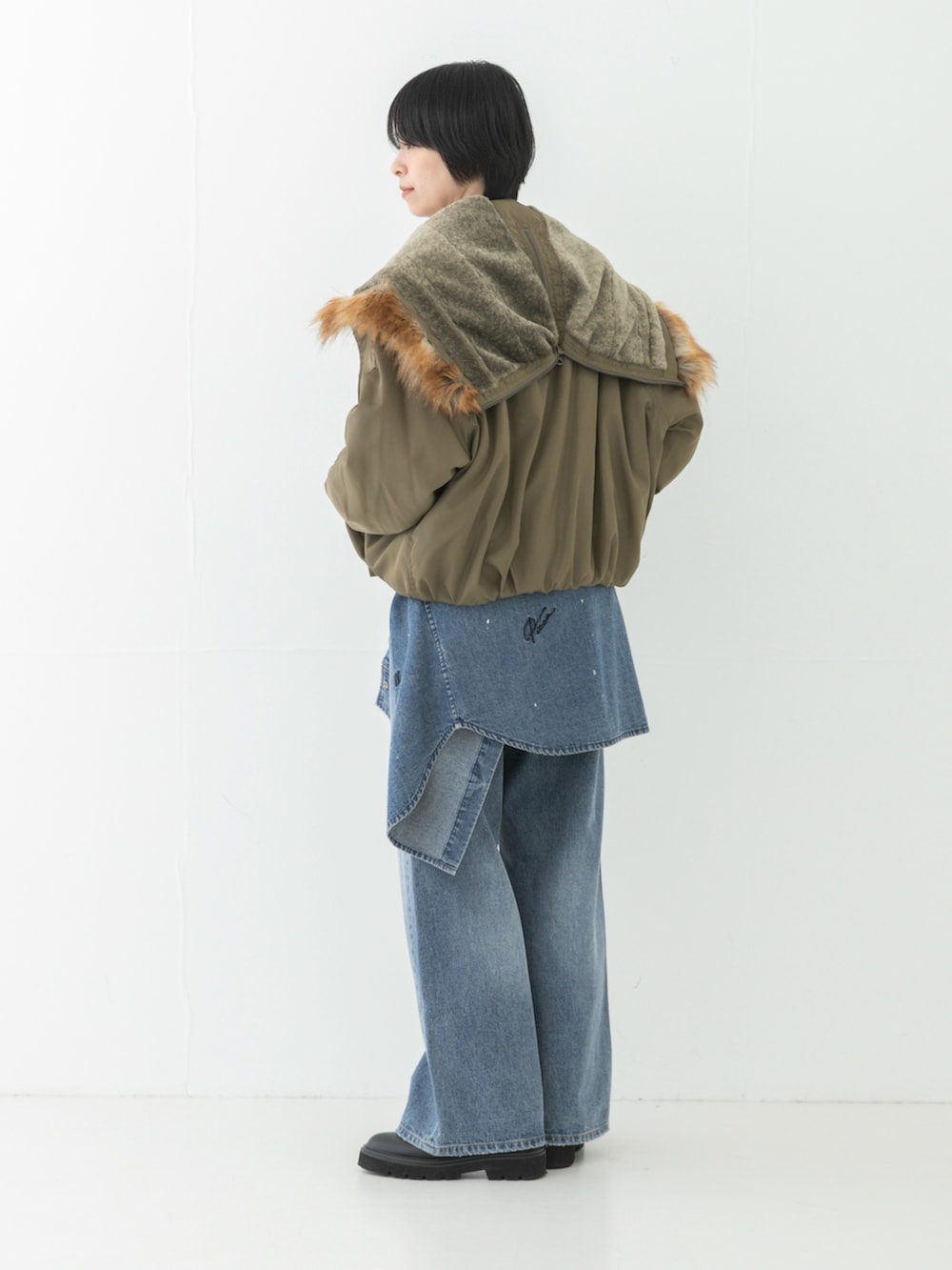ブルー系のシャツ/ブラウス、ブルー系のデニムパンツ、ブラウン系のダウンジャケット/コートを着用したレディースの夏コーディネートの3枚目の写真