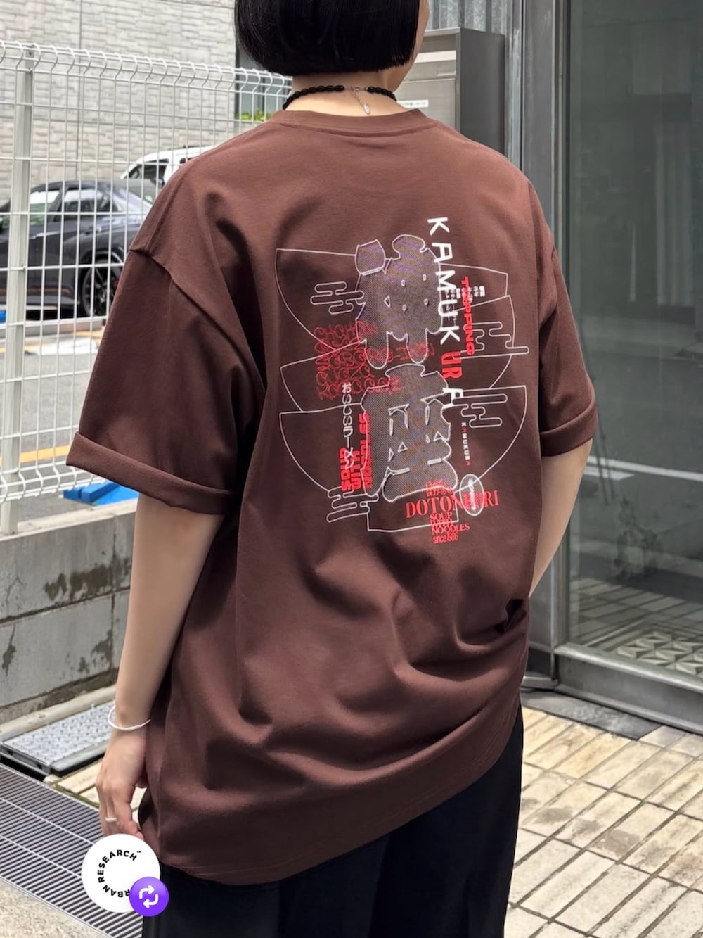 ブラック系のその他パンツ、ブラウン系のTシャツ/カットソー、ブラック系のネックレスを着用したレディースの夏コーディネートの2枚目の写真