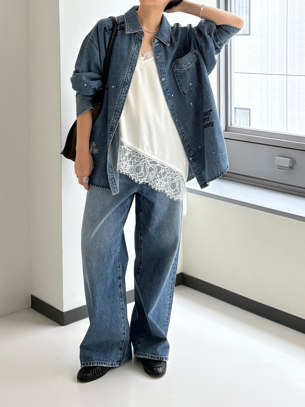 ブルー系のシャツ/ブラウス、ブルー系のデニムパンツ、ホワイト系のキャミソールを着用したレディースの夏コーディネートの2枚目の写真
