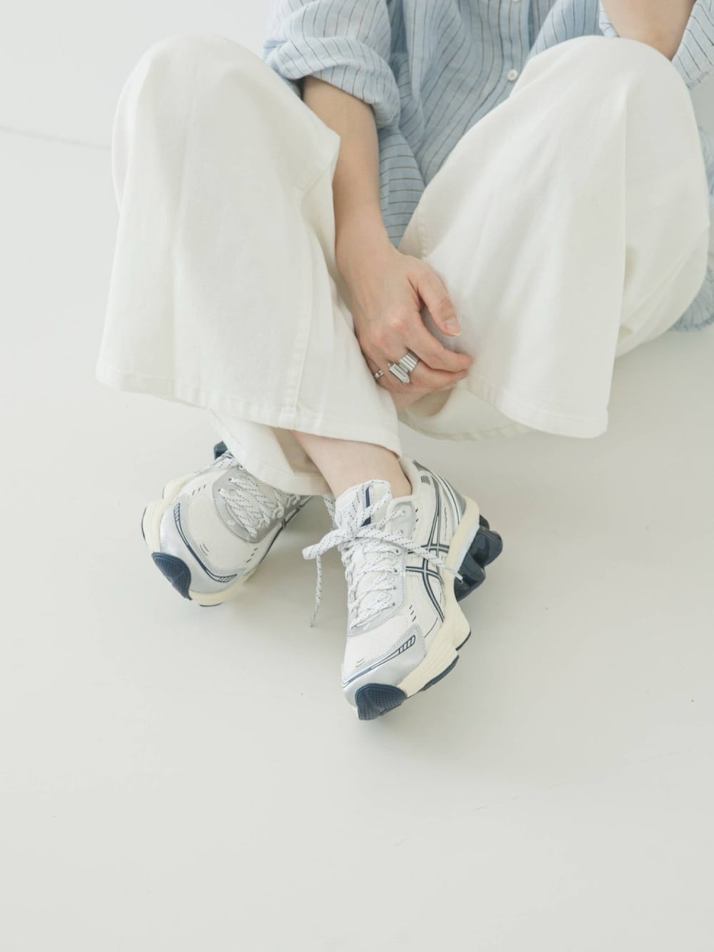 ブルー系のシャツ/ブラウス、ホワイト系のショルダーバッグ、ホワイト系のその他パンツを着用したレディースの春コーディネートの3枚目の写真