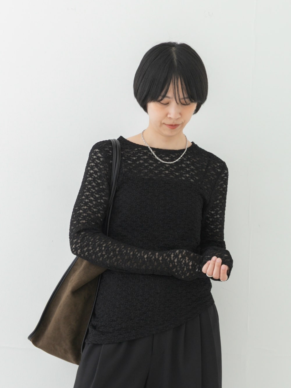 グリーン系のトートバッグ、ブラック系のその他パンツ、ブラック系のTシャツ/カットソーを着用したレディースの夏コーディネートの2枚目の写真