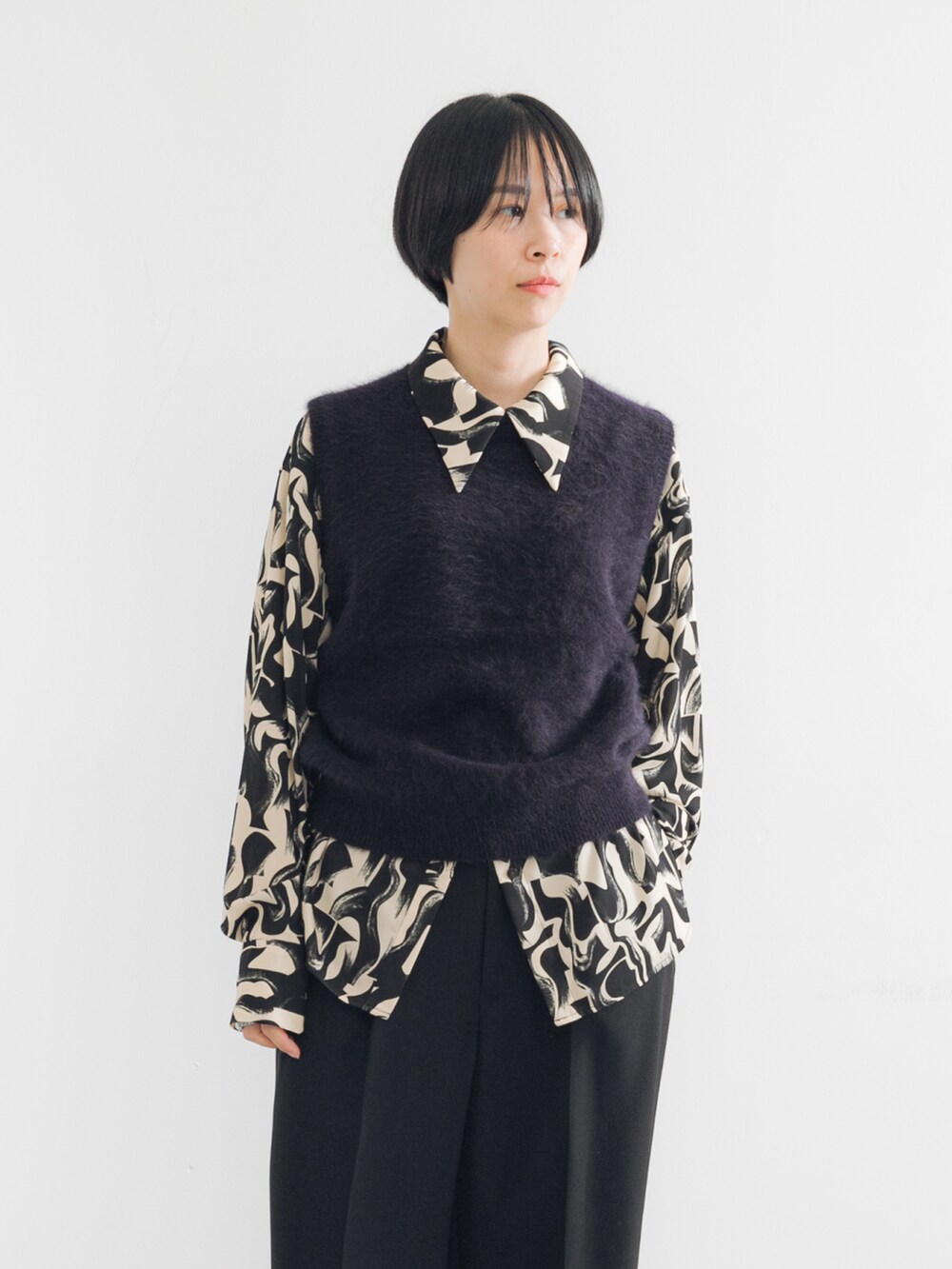 ブラック系のパンプス、ブラック系のシャツ/ブラウス、ブラック系のその他パンツを着用したレディースの夏コーディネートの3枚目の写真