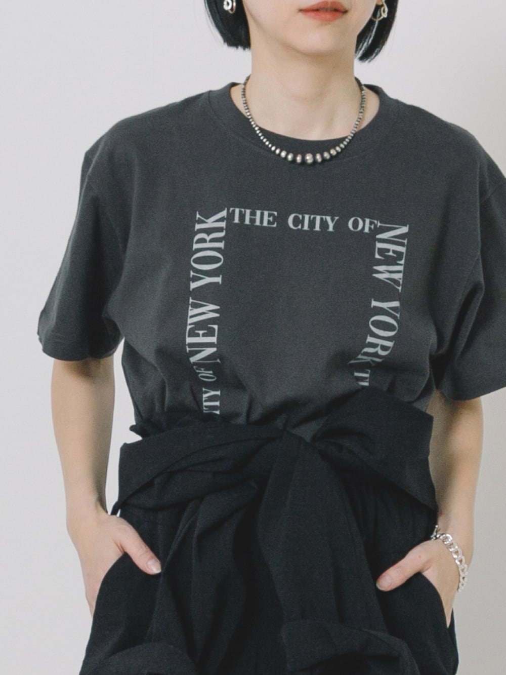 ブラック系のTシャツ/カットソー、ブラック系のサロペット/オーバーオールを着用したレディースの冬コーディネートの3枚目の写真