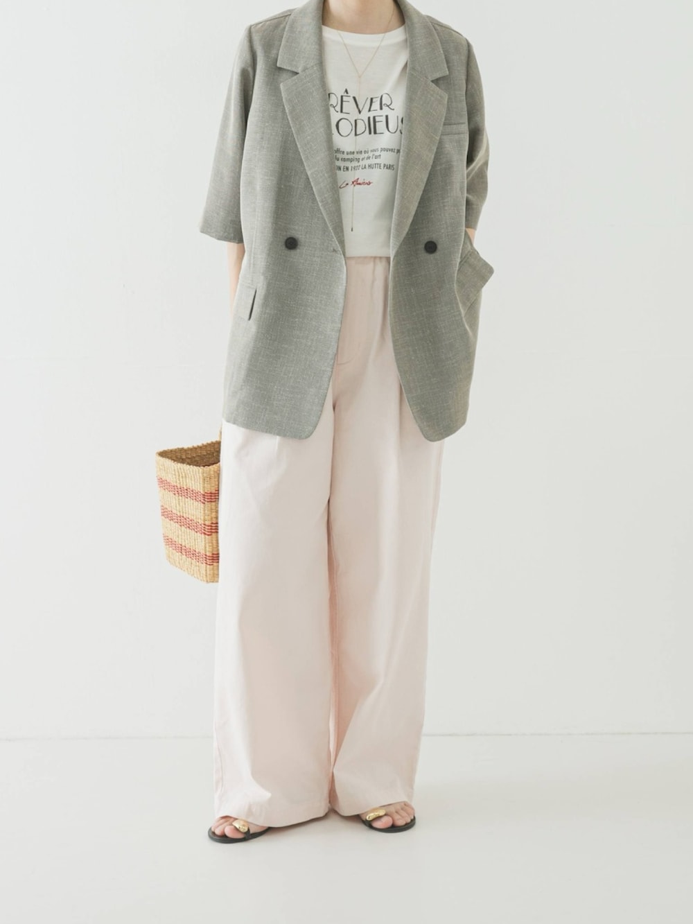 ピンク系のその他パンツ、ベージュ系のその他アウター、その他のTシャツ/カットソーを着用したレディースの春コーディネートの2枚目の写真