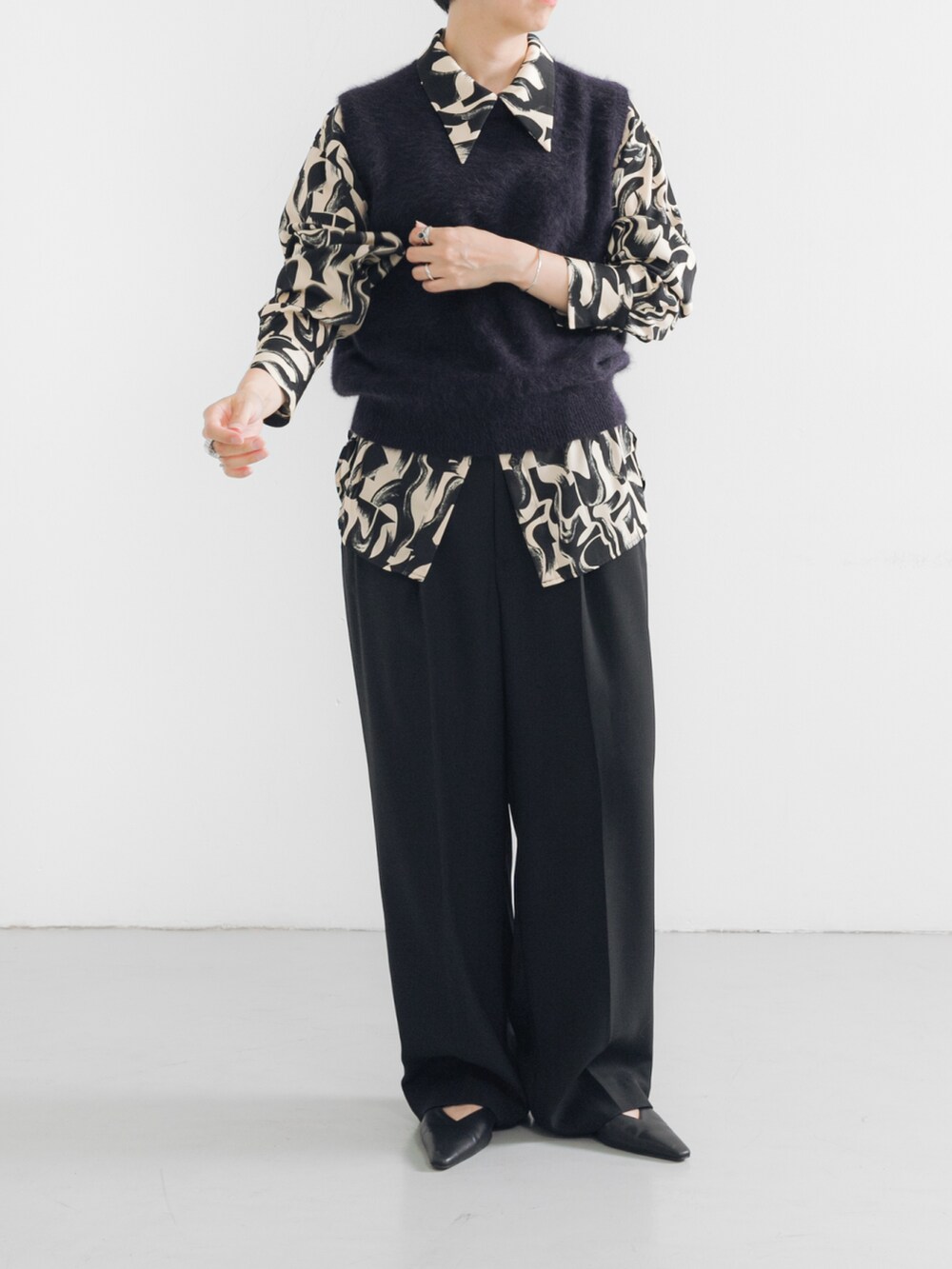 ブラック系のパンプス、ブラック系のシャツ/ブラウス、ブラック系のその他パンツを着用したレディースの夏コーディネートの2枚目の写真