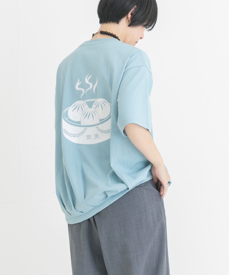 グレー系のその他パンツ、ブラック系のサンダル、ブルー系のTシャツ/カットソーを着用したレディースの夏コーディネートの4枚目の写真