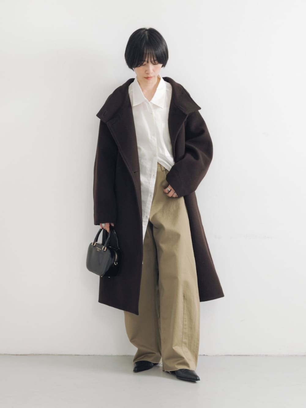 ベージュ系のその他パンツ、ホワイト系のシャツ/ブラウス、ブラウン系のその他アウターを着用したレディースの秋コーディネートの2枚目の写真