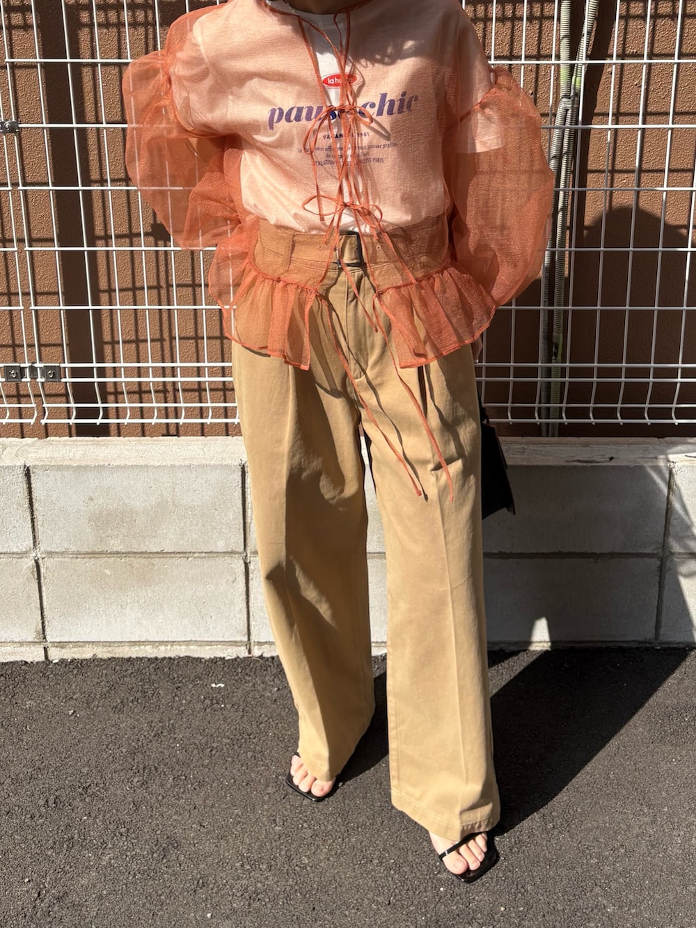 その他のTシャツ/カットソー、ベージュ系のシャツ/ブラウス、ベージュ系のその他パンツを着用したレディースの春コーディネートの2枚目の写真