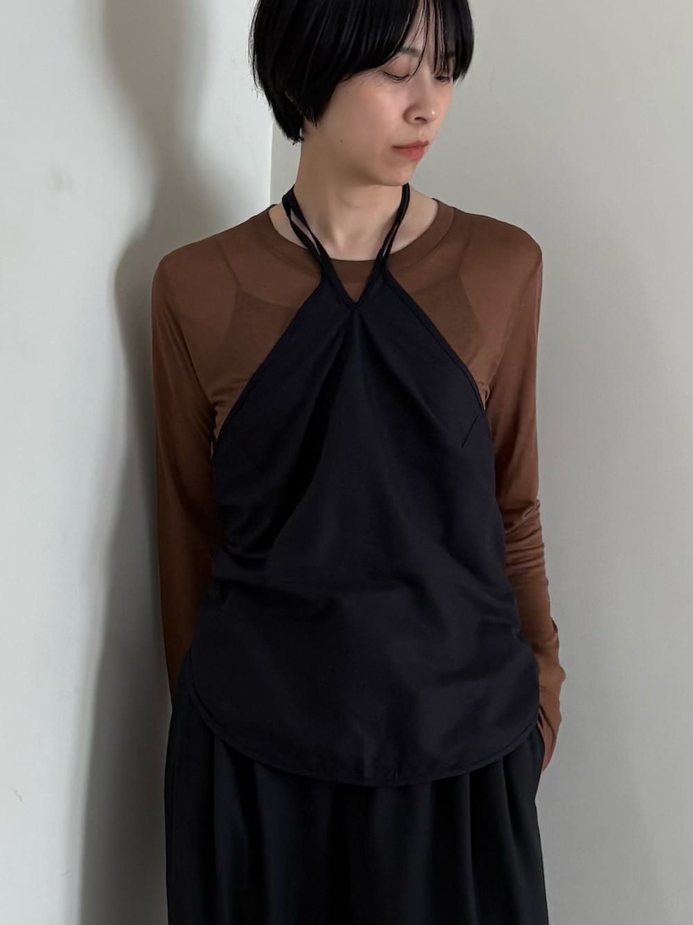 ブラウン系のTシャツ/カットソー、ブラック系のその他トップス、ブラック系のその他パンツを着用したレディースの夏コーディネートの3枚目の写真