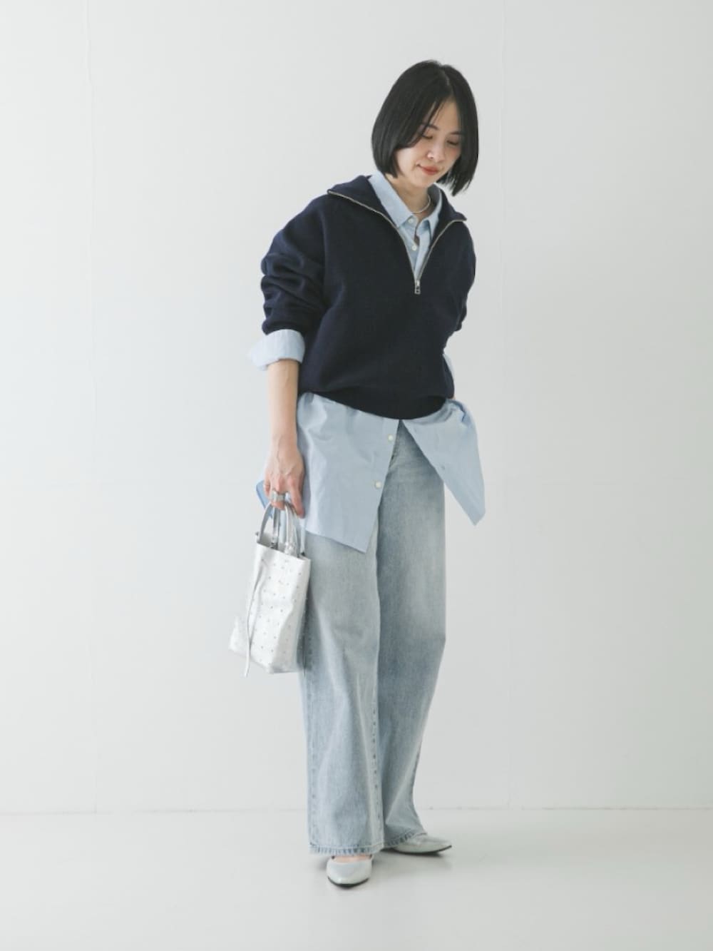 ブルー系のスウェット、ピンク系のシャツ/ブラウス、ブルー系のデニムパンツを着用したレディースの冬コーディネートの2枚目の写真