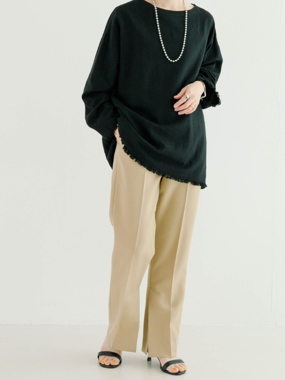 ブラック系のシャツ/ブラウス、ベージュ系のその他パンツを着用したレディースの春コーディネートの3枚目の写真