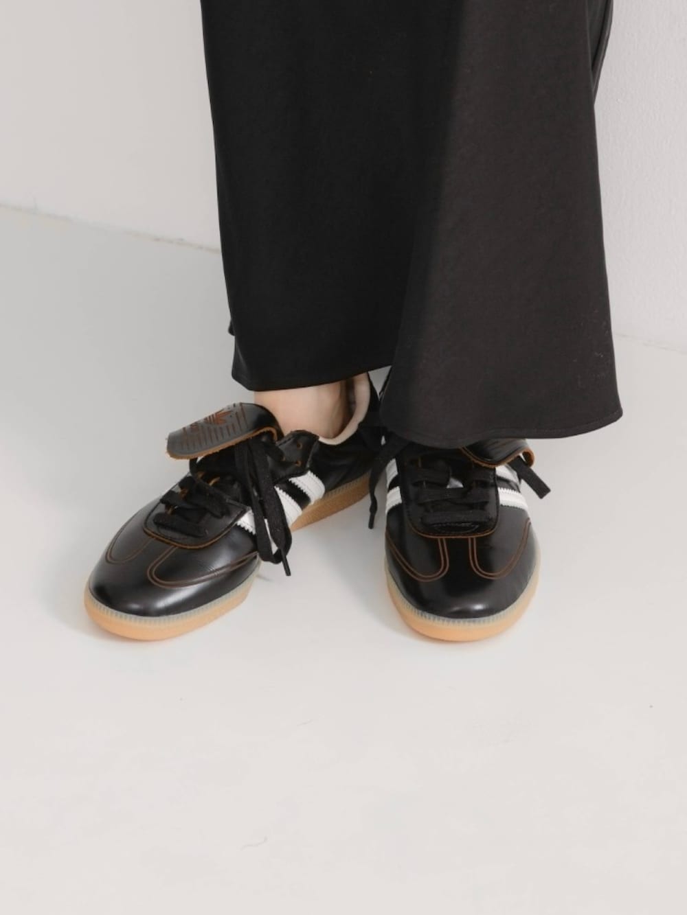 ベージュ系のスウェット、ブラック系のその他パンツ、ブラック系のスニーカーを着用したレディースの冬コーディネートの5枚目の写真