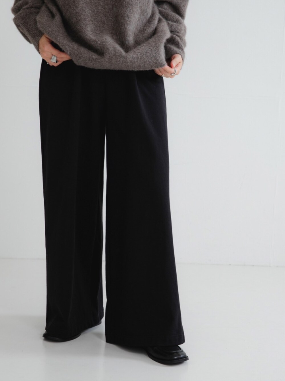 ブラウン系のニット/セーター、ブラック系のその他パンツ、ブラック系のローファーを着用したレディースの秋コーディネートの3枚目の写真