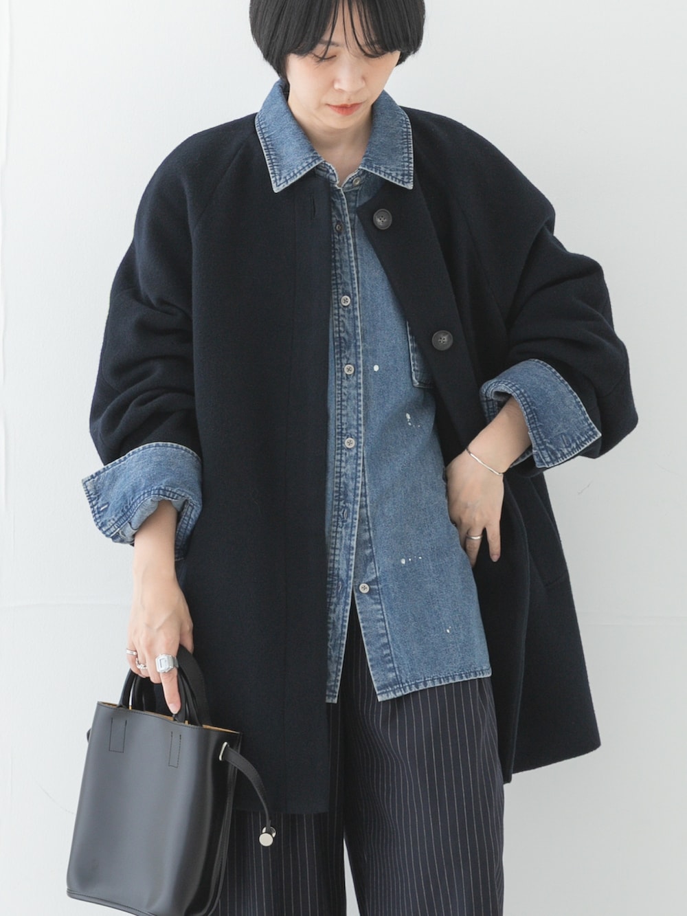 ブルー系のその他アウター、ブルー系のシャツ/ブラウス、ブラック系のショルダーバッグを着用したレディースの秋コーディネートの3枚目の写真