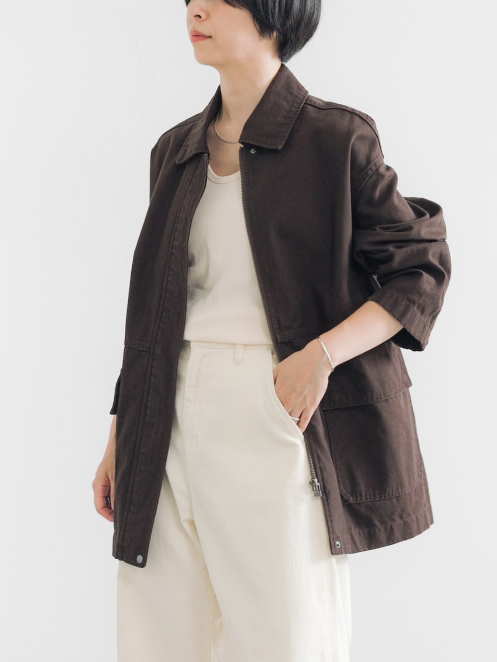 ホワイト系のキャミソール、ブラウン系のカバーオール、ホワイト系のその他パンツを着用したレディースの夏コーディネートの3枚目の写真