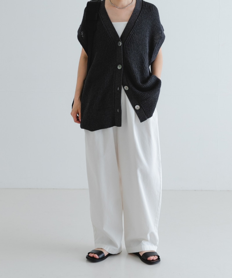 ブラック系のサンダル、ブラック系のバックパック/リュック、ホワイト系のその他パンツを着用したレディースの夏コーディネートの2枚目の写真