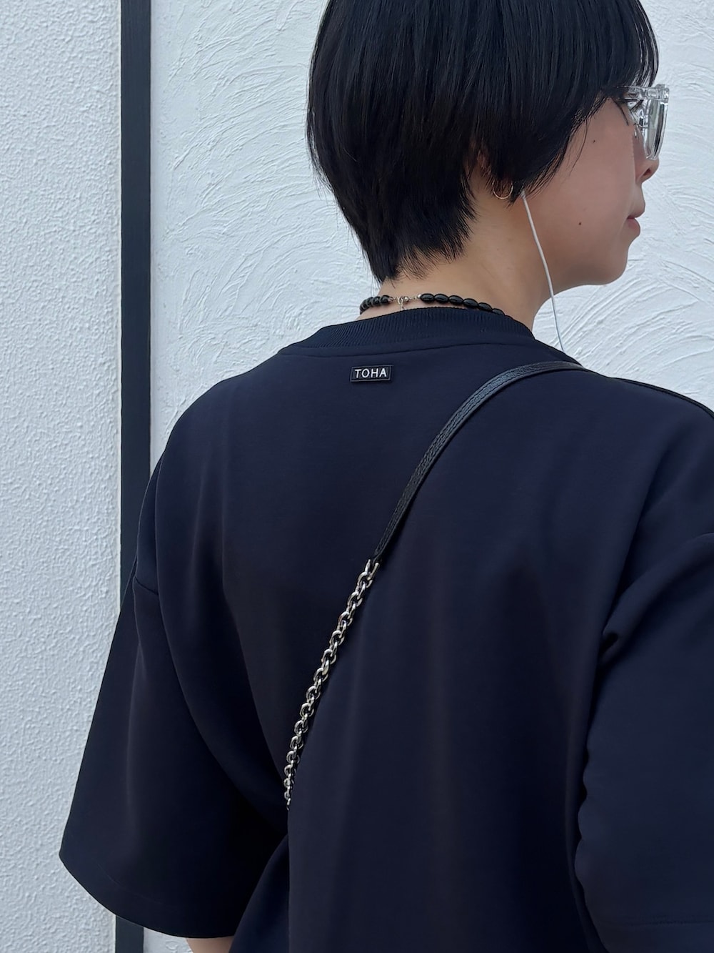 ブラック系のスニーカー、ブルー系のルームウェア/パジャマを着用したレディースの夏コーディネートの4枚目の写真