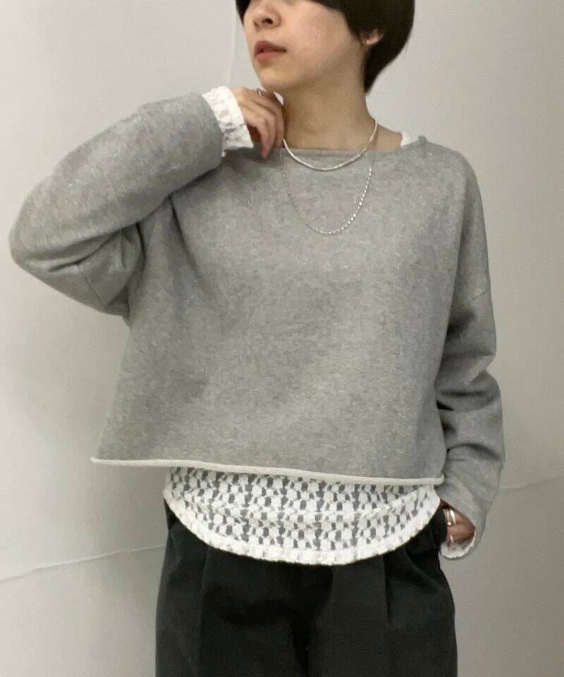 グレー系のスウェット、グレー系のその他パンツ、ホワイト系のバレエシューズを着用したレディースの春コーディネートの3枚目の写真