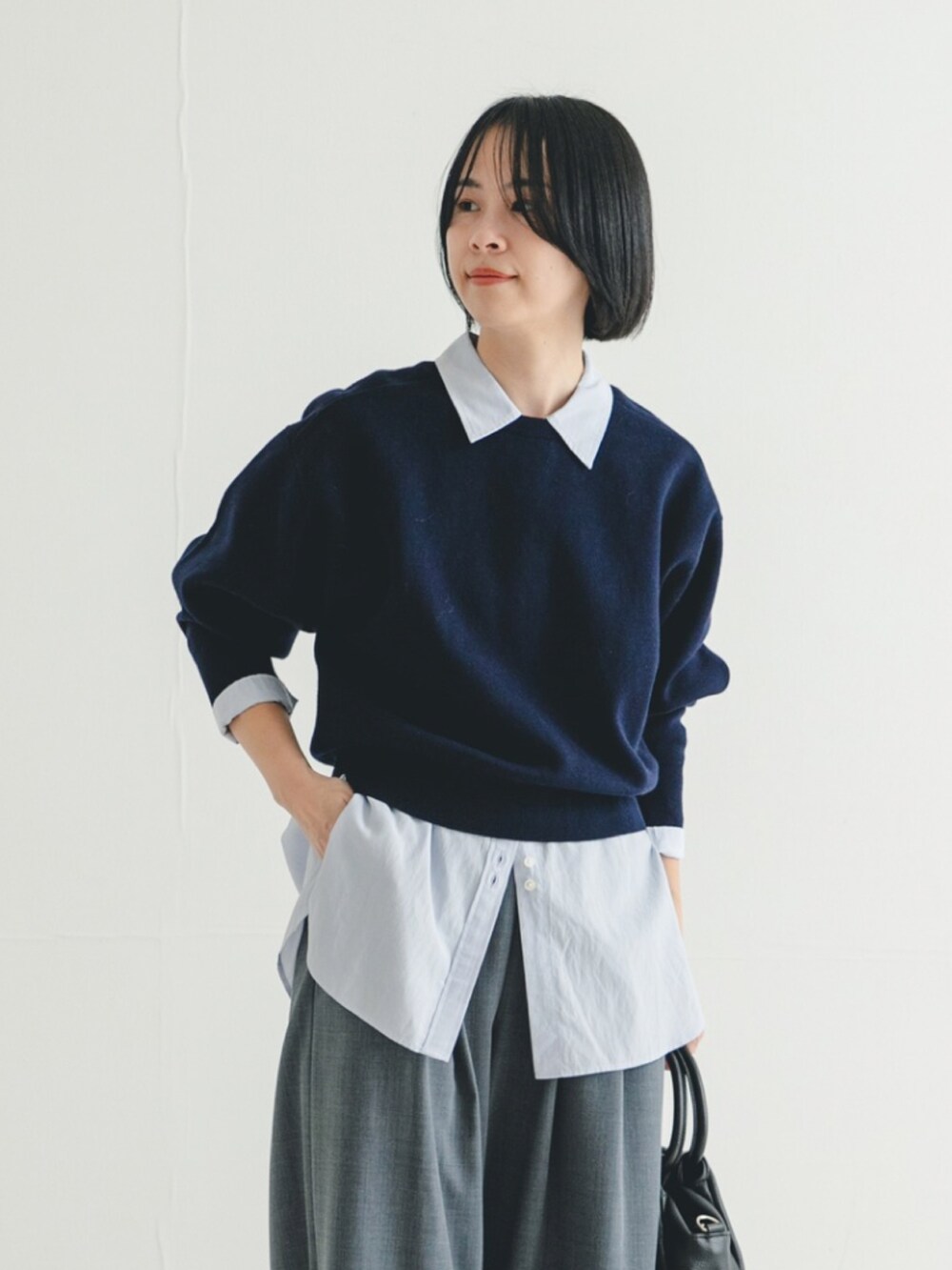 ブルー系のニット/セーター、ブルー系のシャツ/ブラウス、グレー系のその他パンツを着用したレディースの冬コーディネートの3枚目の写真