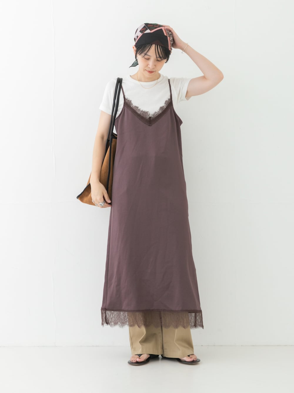 ホワイト系のTシャツ/カットソー、ブラウン系のワンピース、ブラウン系のトートバッグを着用したレディースの夏コーディネートの2枚目の写真