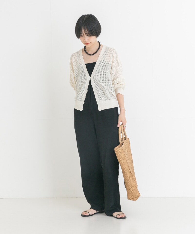 ホワイト系のカーディガン/ボレロ、ブラック系のサンダル、ブラック系のサロペット/オーバーオールを着用したレディースの夏コーディネートの2枚目の写真