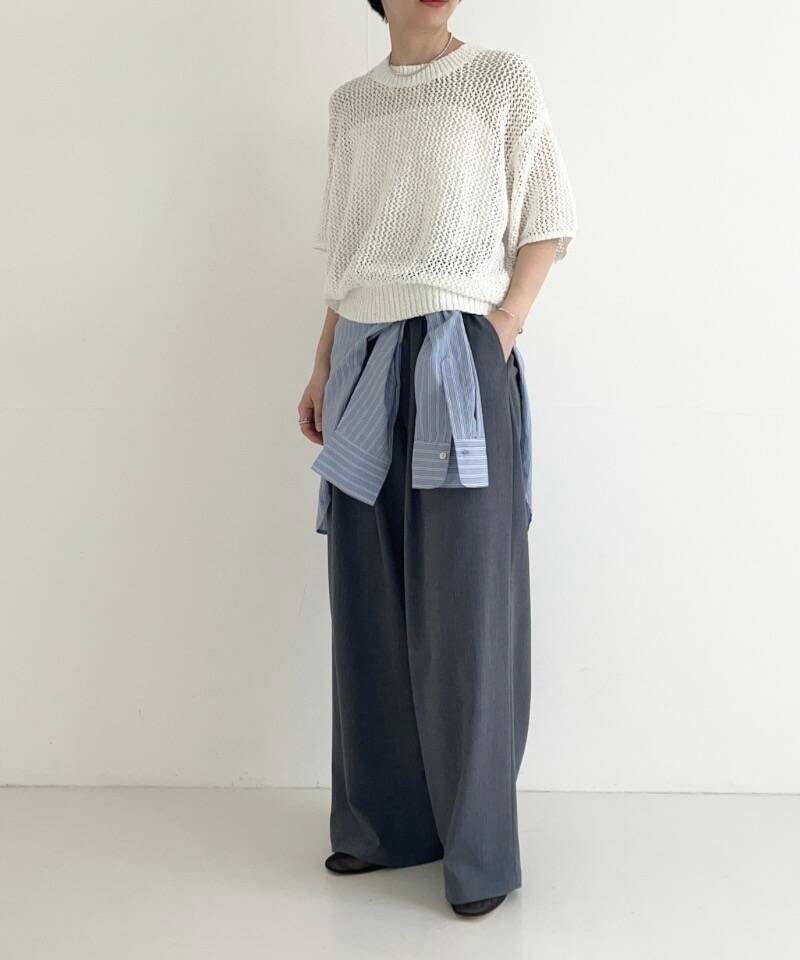 ブルー系のシャツ/ブラウス、グレー系のその他パンツ、ホワイト系のニット/セーターを着用したレディースの春コーディネートの3枚目の写真