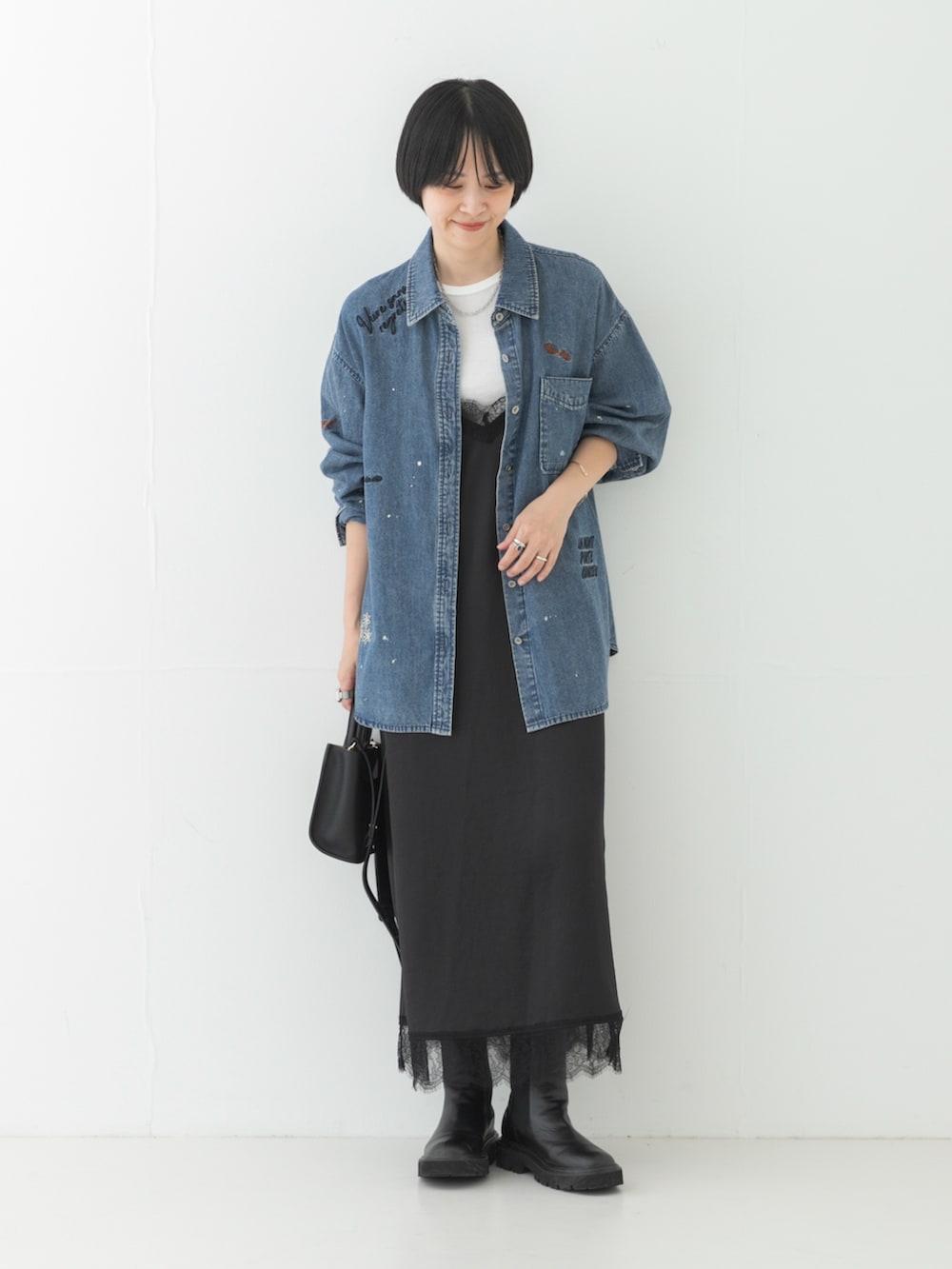 ブルー系のシャツ/ブラウス、ホワイト系のTシャツ/カットソー、ブラック系のハンドバッグを着用したレディースの夏コーディネートの2枚目の写真