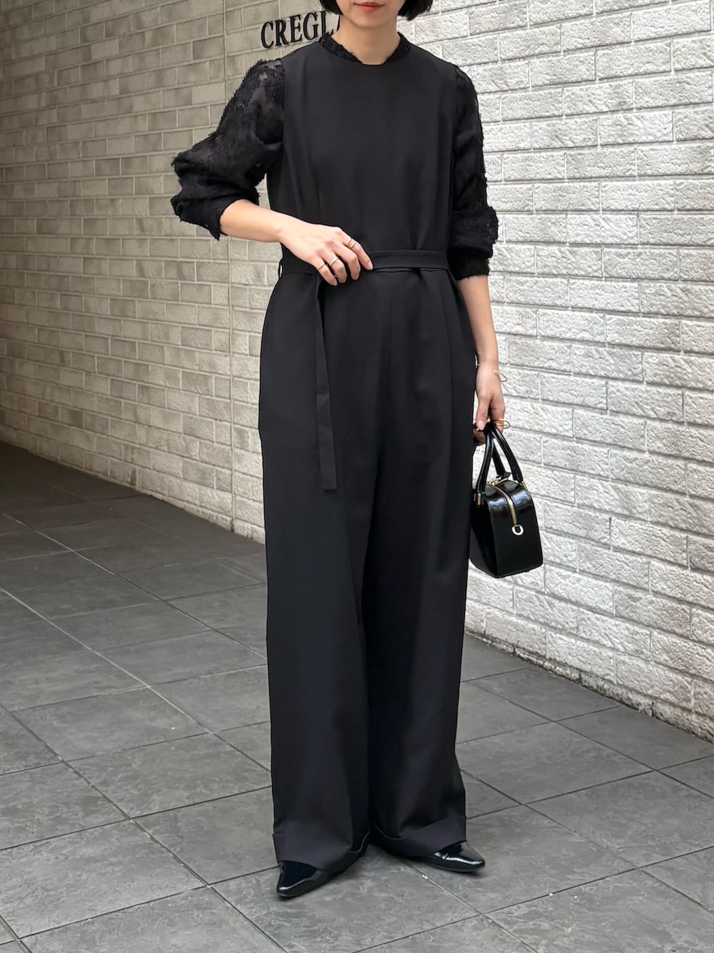 ブラック系のシャツ/ブラウス、ブラック系のその他パンツ、ブラック系のショルダーバッグを着用したレディースの冬コーディネートの2枚目の写真