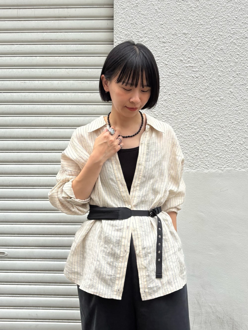 ベージュ系のシャツ/ブラウス、ブラック系のボディバッグ/ウエストポーチ、ブラック系のその他パンツを着用したレディースの夏コーディネートの2枚目の写真