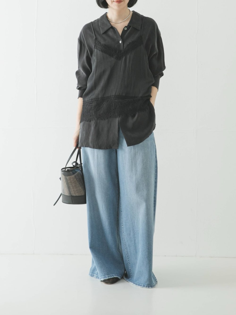 ブラック系のキャミソール、グレー系のシャツ/ブラウス、ブルー系のデニムパンツを着用したレディースの春コーディネートの2枚目の写真