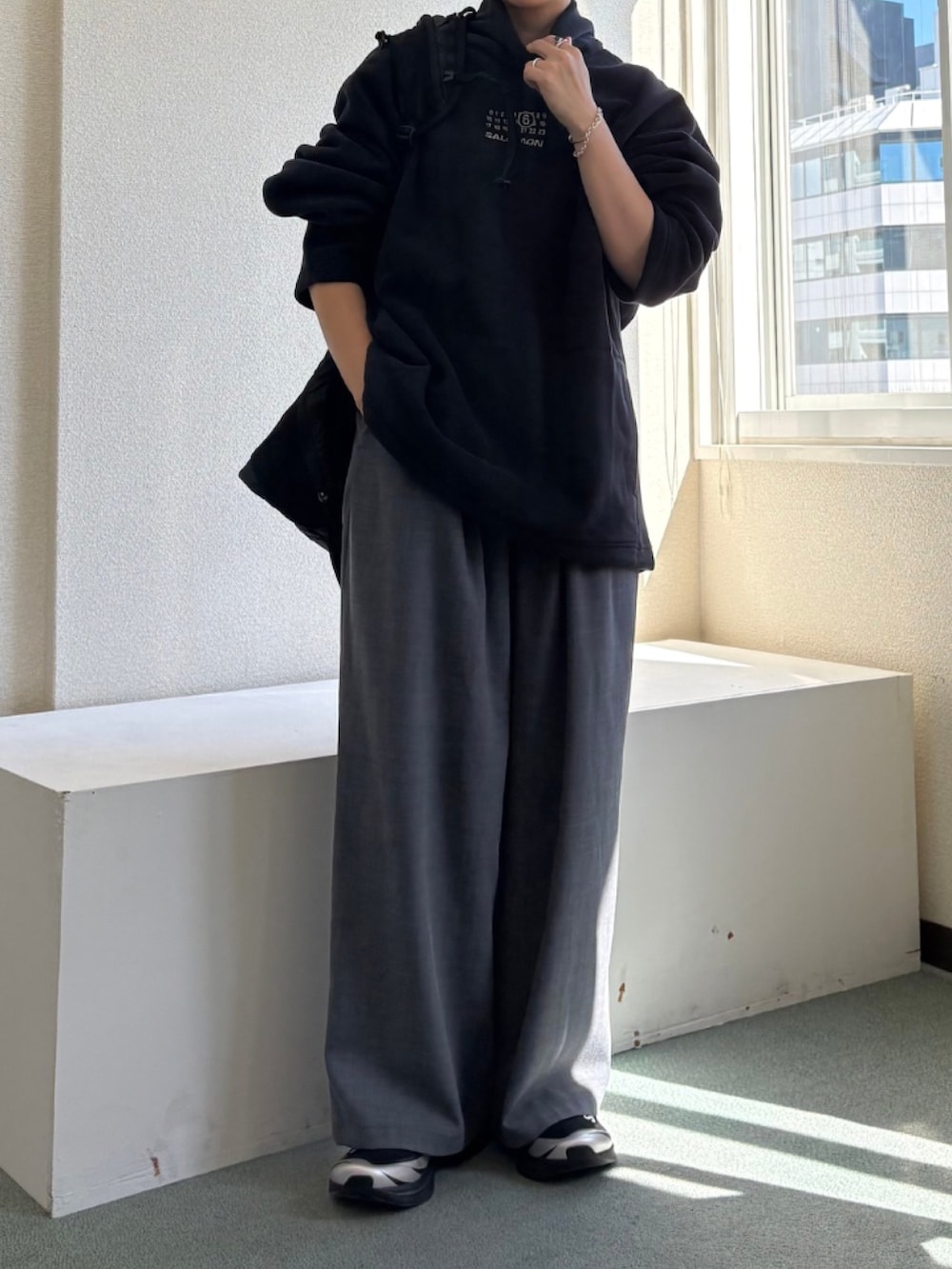 グレー系のその他パンツ、ブラック系のバックパック/リュック、ブラック系のスニーカーを着用したレディースの秋コーディネートの3枚目の写真