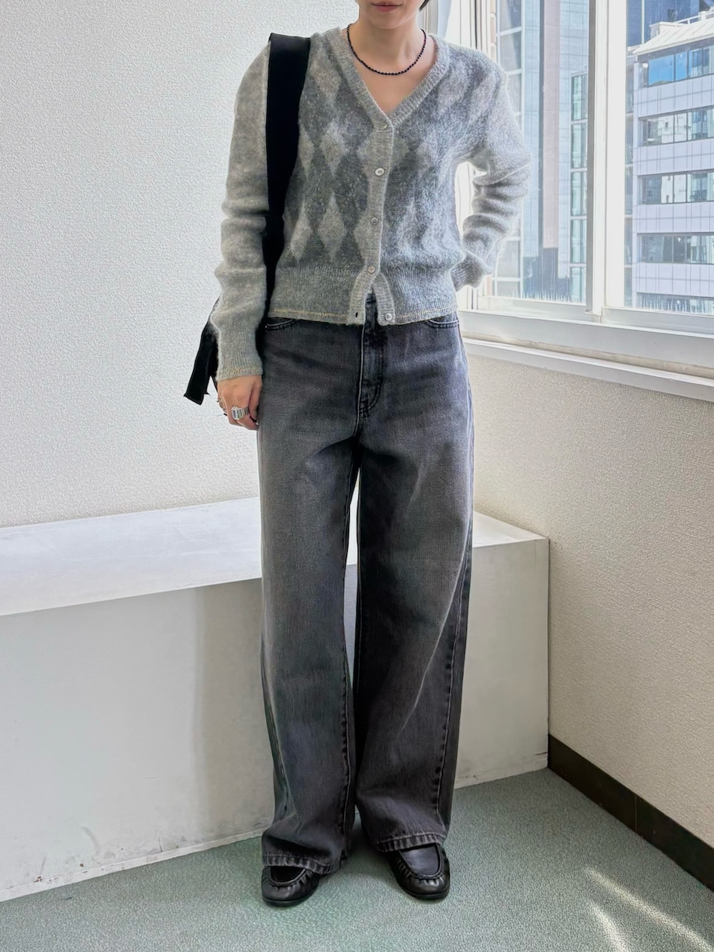グレー系のニット/セーター、ブラック系のトートバッグ、ブラック系のデニムパンツを着用したレディースの秋コーディネートの2枚目の写真