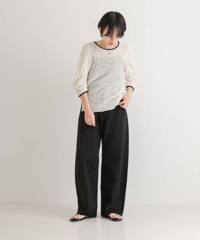 ブラック系のサンダル、ブラック系のチノパンツ、ホワイト系のTシャツ/カットソーを着用したレディースの夏コーディネートの2枚目の写真