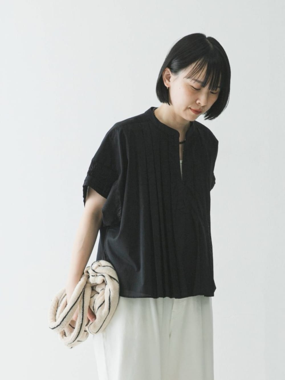 ブラック系のシャツ/ブラウス、ホワイト系のデニムパンツ、ホワイト系のトートバッグを着用したレディースの春コーディネートの3枚目の写真