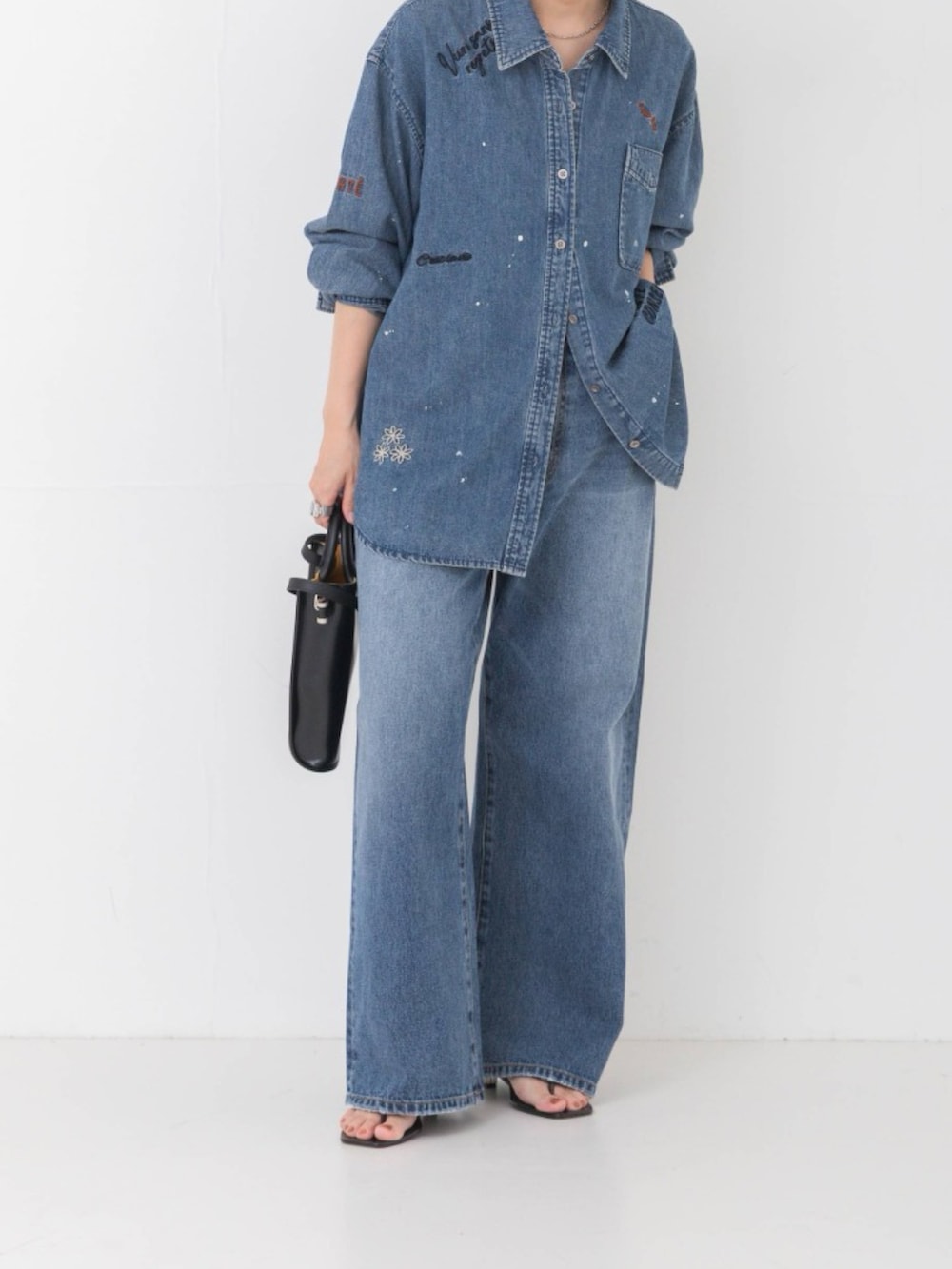ブルー系のシャツ/ブラウス、ブルー系のデニムパンツ、ブラック系のショルダーバッグを着用したレディースの夏コーディネートの2枚目の写真