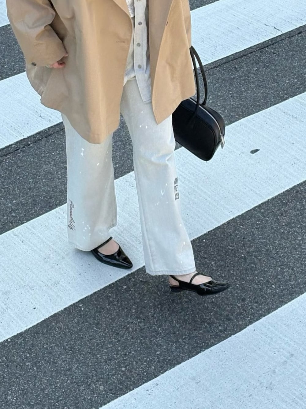 グレー系のシャツ/ブラウス、ベージュ系のトレンチコート、ホワイト系のTシャツ/カットソーを着用したレディースの冬コーディネートの3枚目の写真