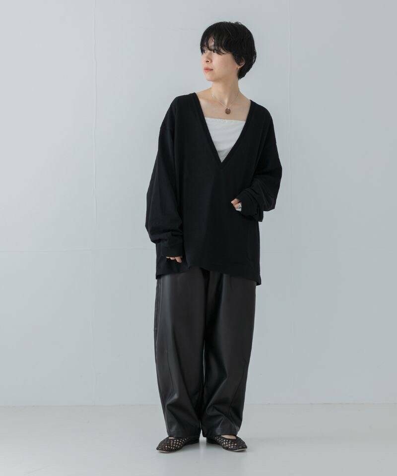 ブラック系のその他パンツ、ブラック系のTシャツ/カットソー、ブラック系のパンプスを着用したレディースの夏コーディネートの2枚目の写真