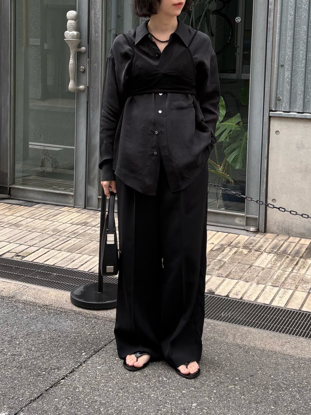 ブラック系のシャツ/ブラウス、ブラック系のその他パンツを着用したレディースの春コーディネートの3枚目の写真