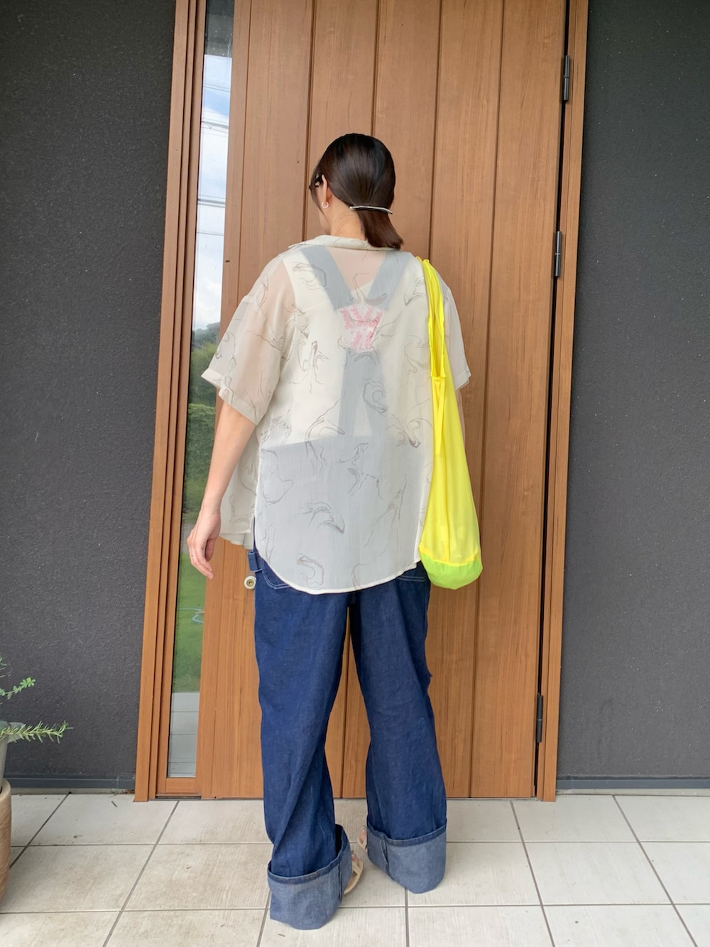 ベージュ系のシャツ/ブラウス、ブルー系のサロペット/オーバーオール、ベージュ系のサンダルを着用したレディースの夏コーディネートの3枚目の写真