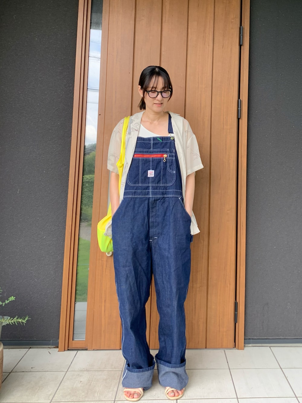 ベージュ系のシャツ/ブラウス、ブルー系のサロペット/オーバーオール、ベージュ系のサンダルを着用したレディースの夏コーディネートの4枚目の写真