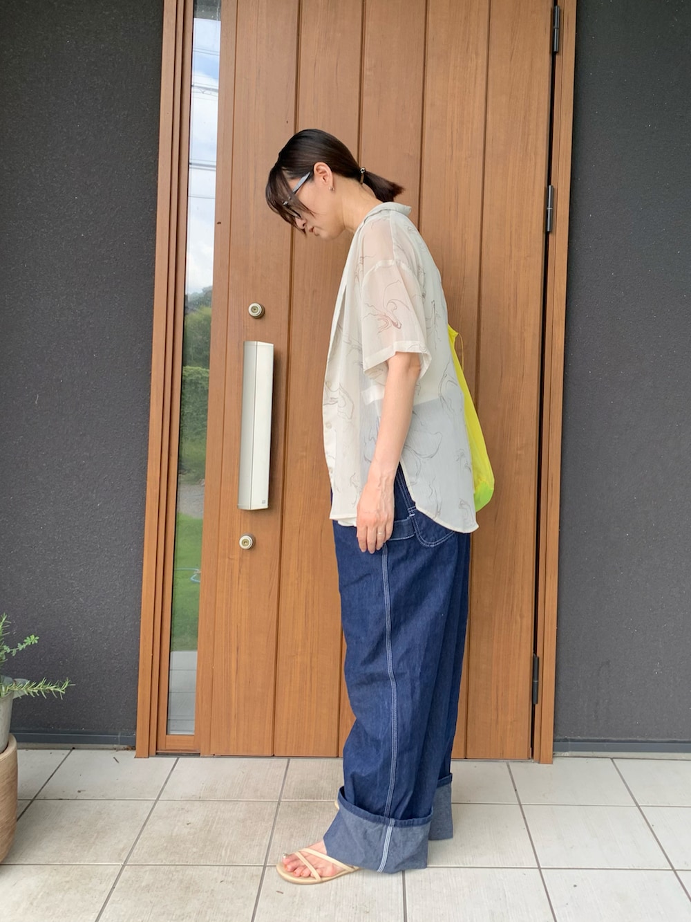 ベージュ系のシャツ/ブラウス、ブルー系のサロペット/オーバーオール、ベージュ系のサンダルを着用したレディースの夏コーディネートの2枚目の写真