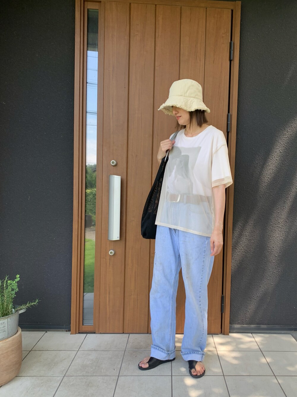 ベージュ系のTシャツ/カットソー、ブラック系のショルダーバッグ、ブラック系のサンダルを着用したレディースの夏コーディネートの3枚目の写真