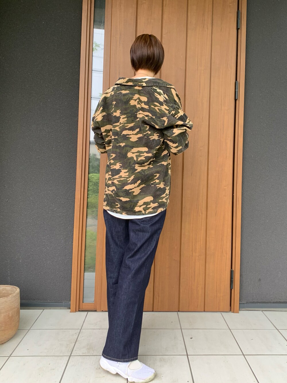 ホワイト系のシャツ/ブラウス、ブルー系のデニムパンツ、ホワイト系のサンダルを着用したレディースの春コーディネートの2枚目の写真